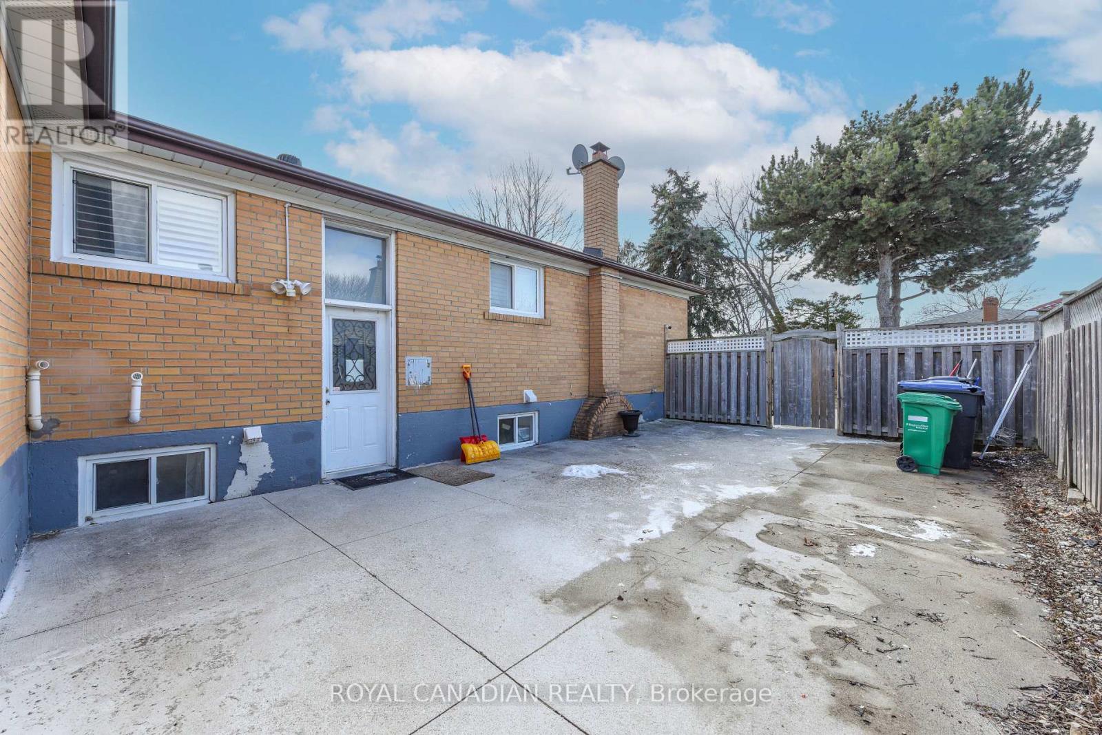 7566 LOCKINGTON CRESCENT - 24