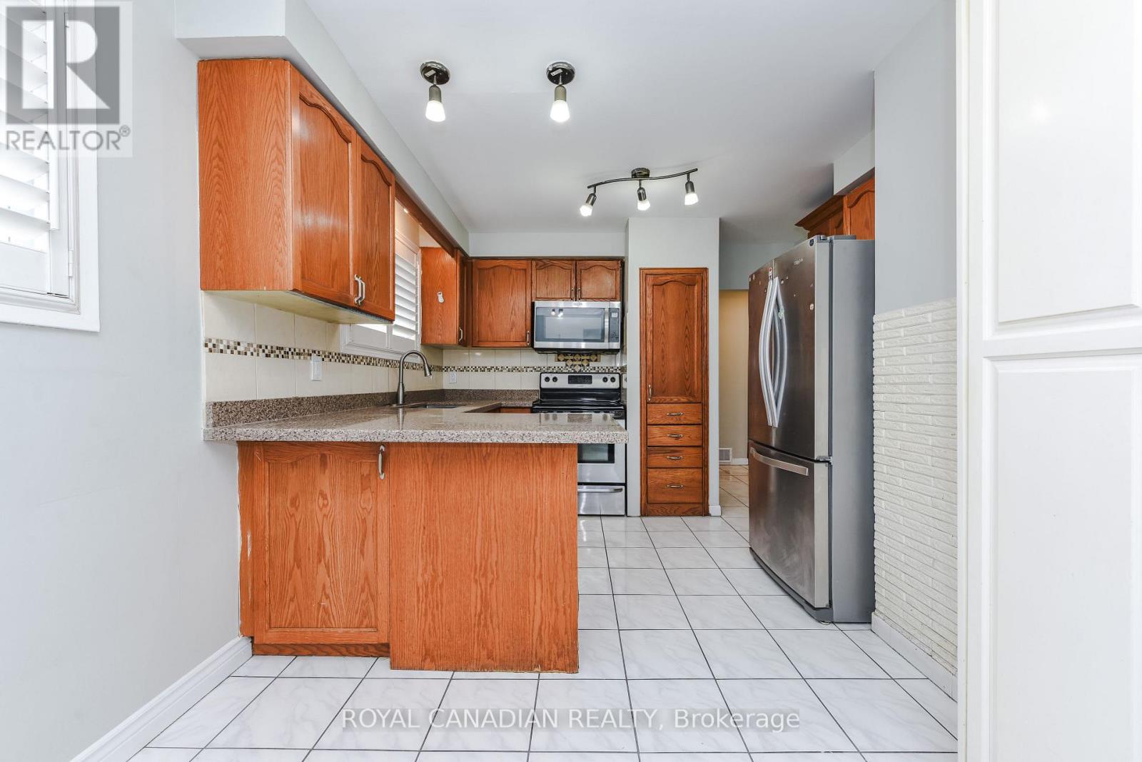 7566 LOCKINGTON CRESCENT - 8