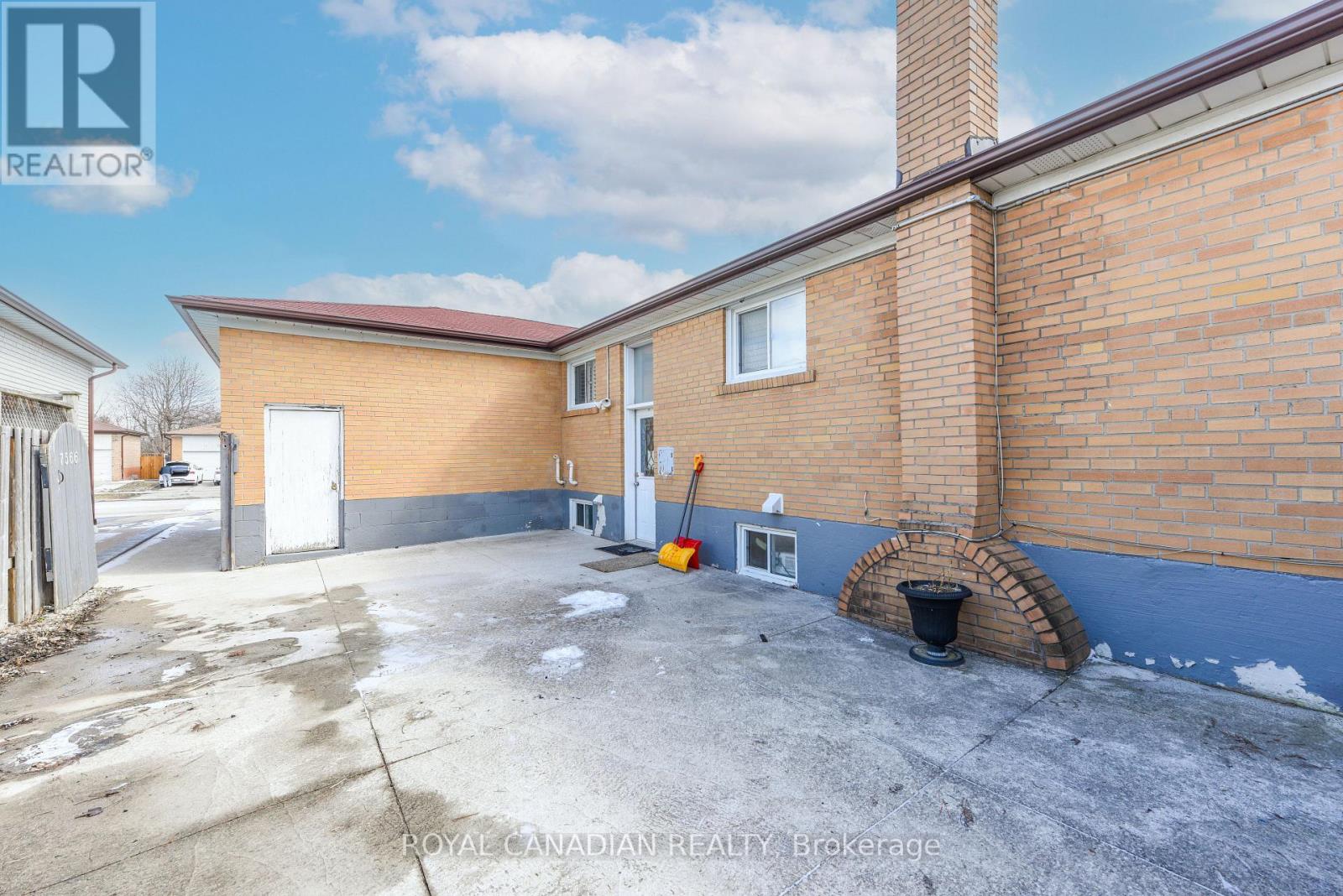 7566 LOCKINGTON CRESCENT - 34