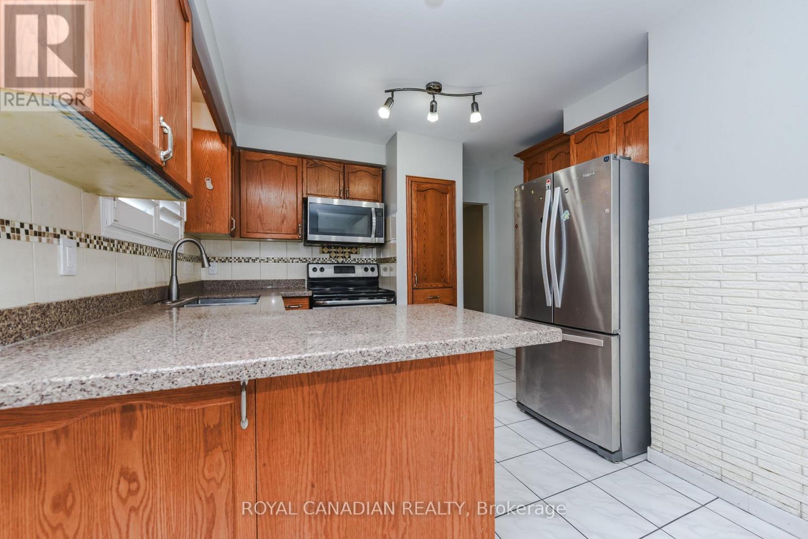 7566 LOCKINGTON CRESCENT - 9