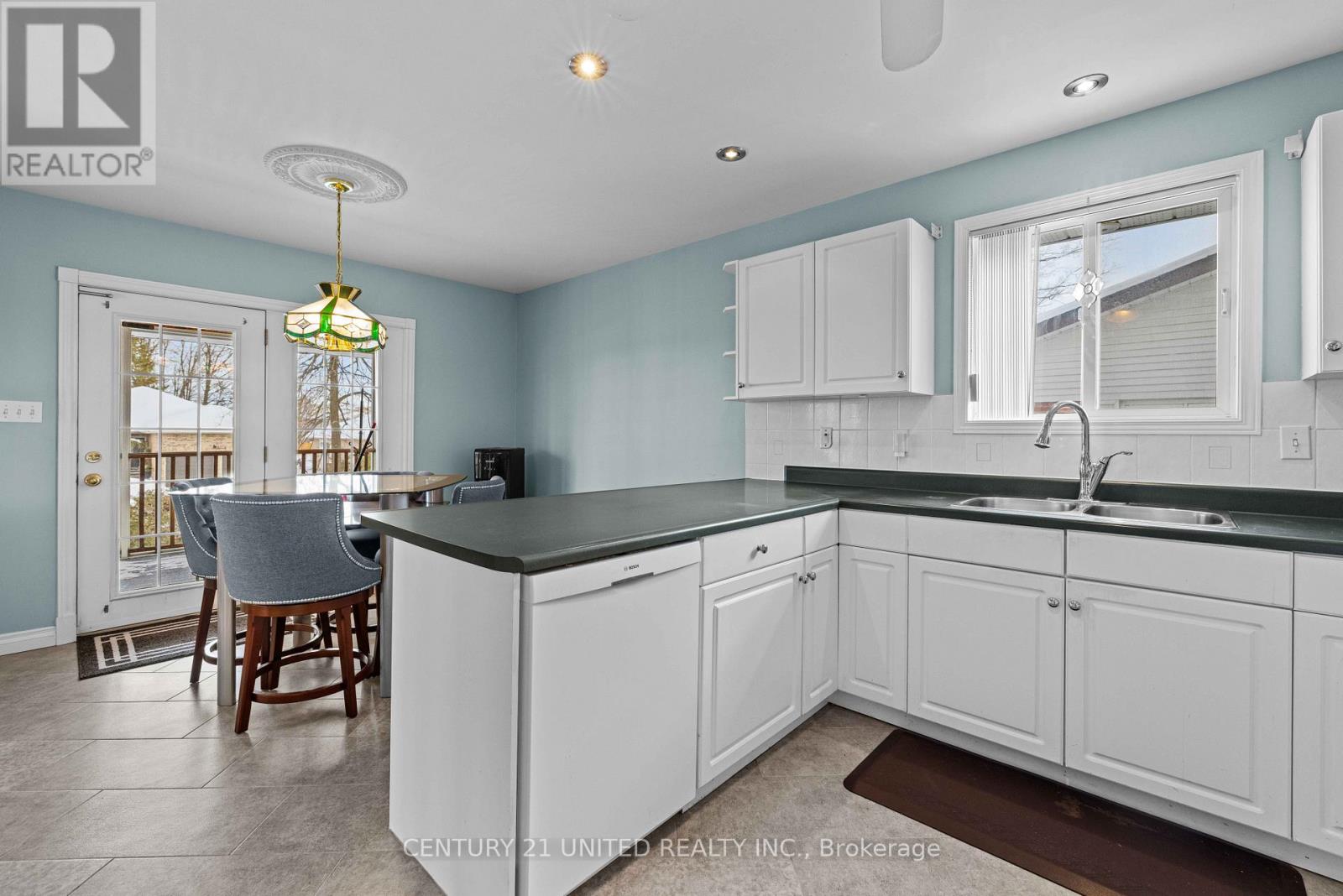 Eat-in Kitchen