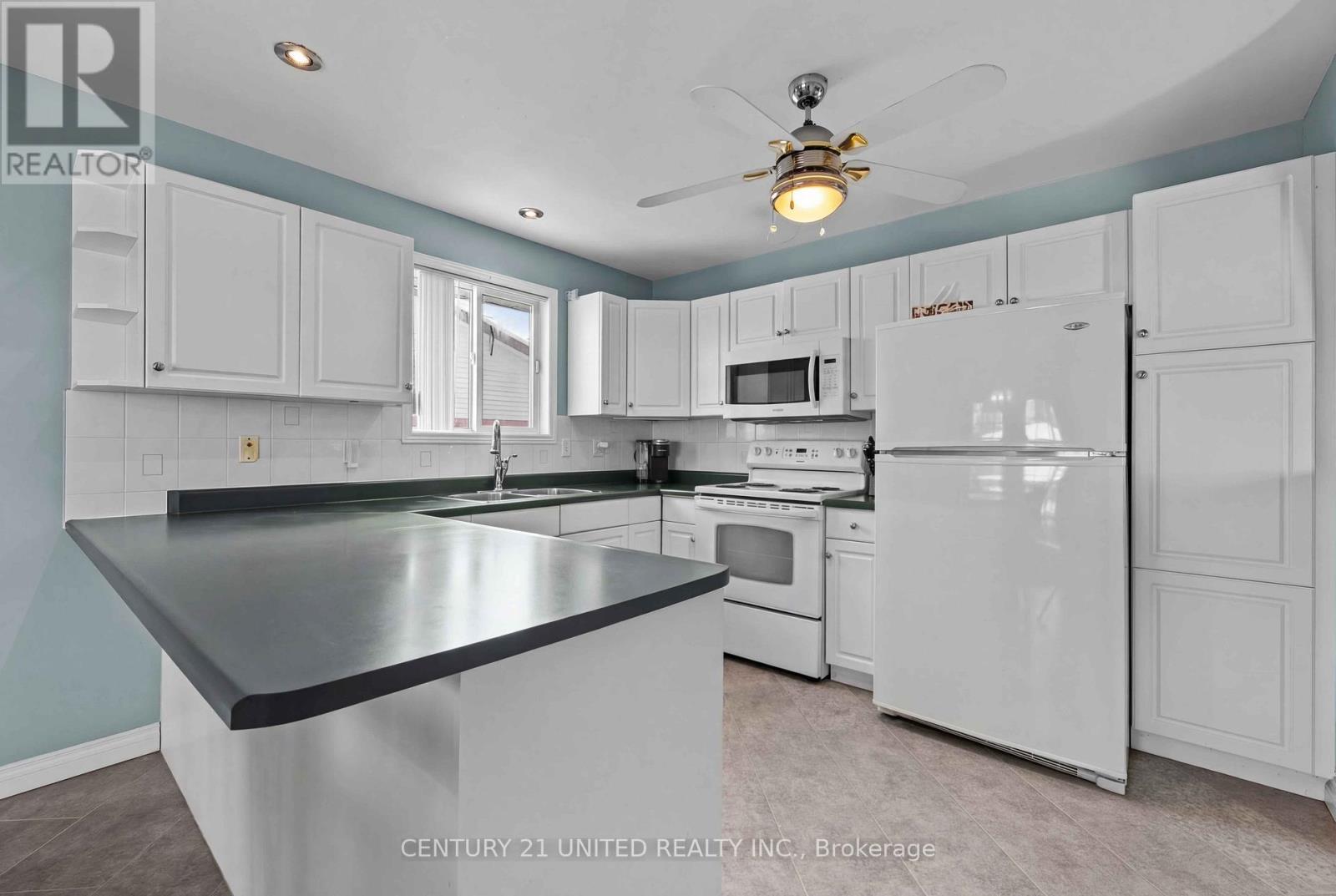 Eat-in Kitchen