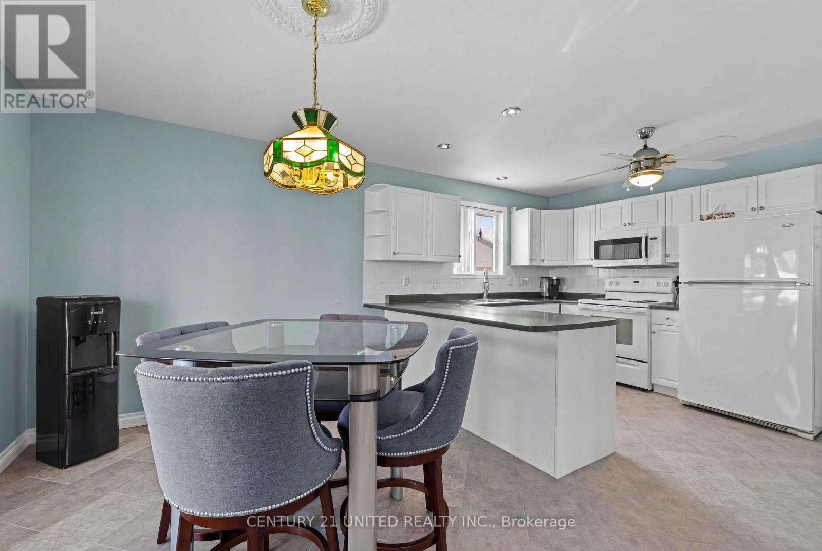 Eat-in Kitchen