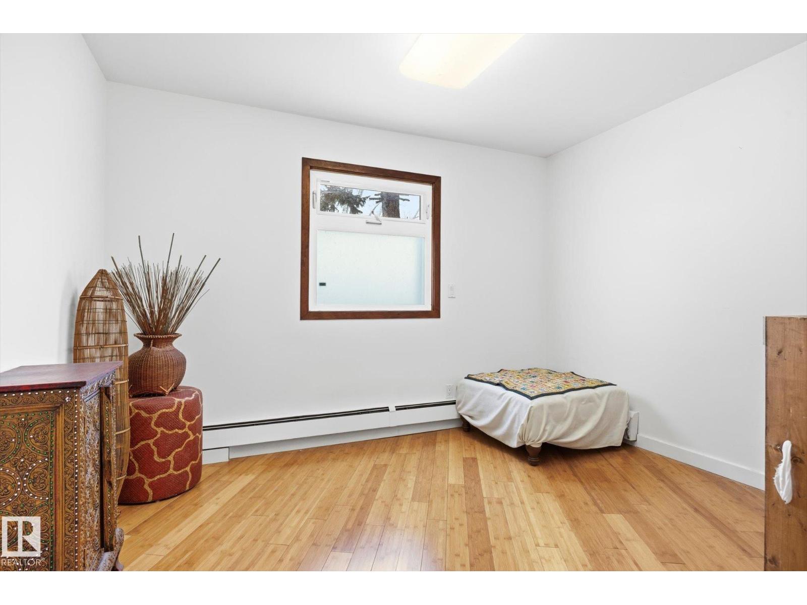 11026 110 AV NW - 20