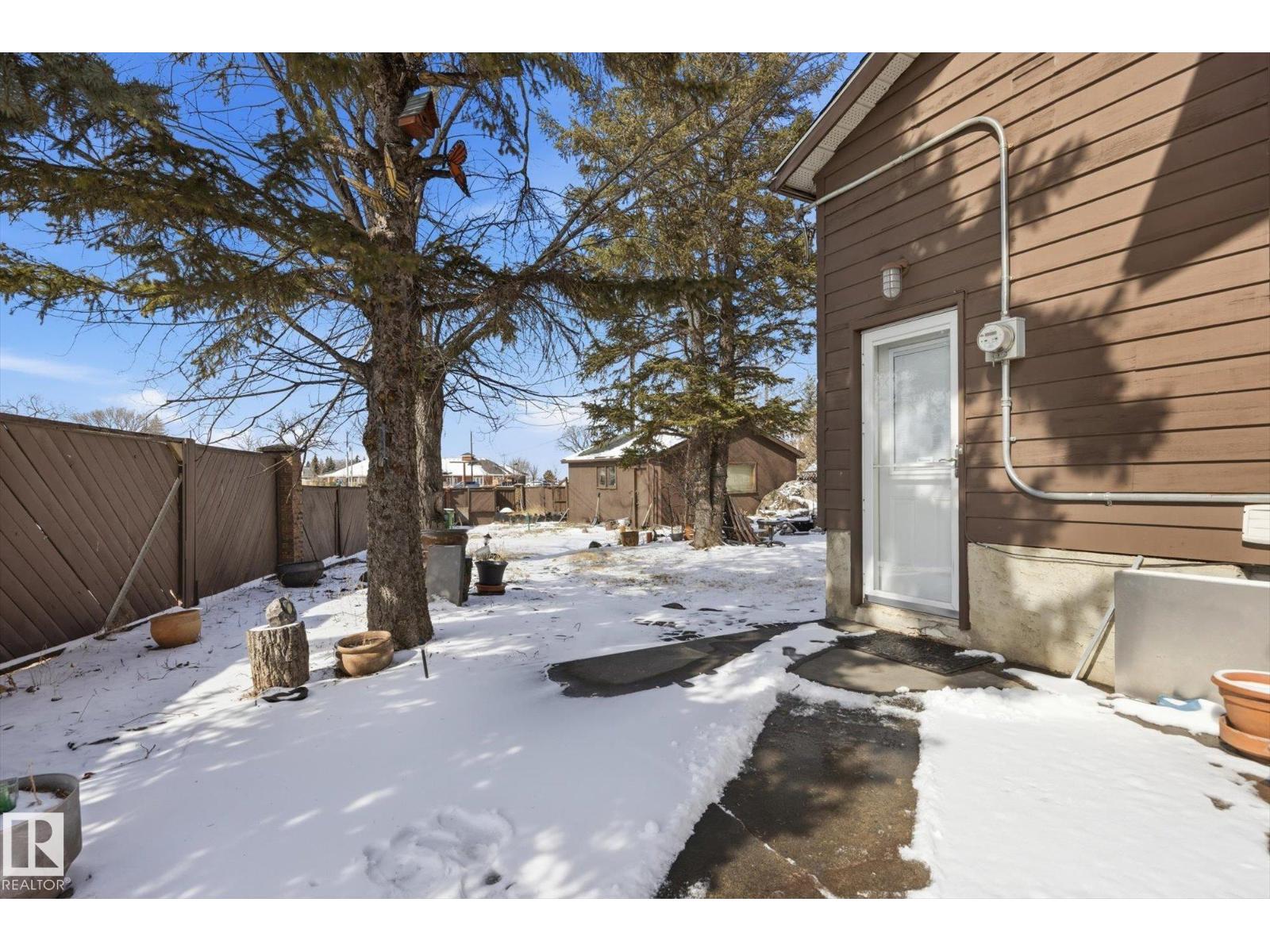 11026 110 AV NW - 31