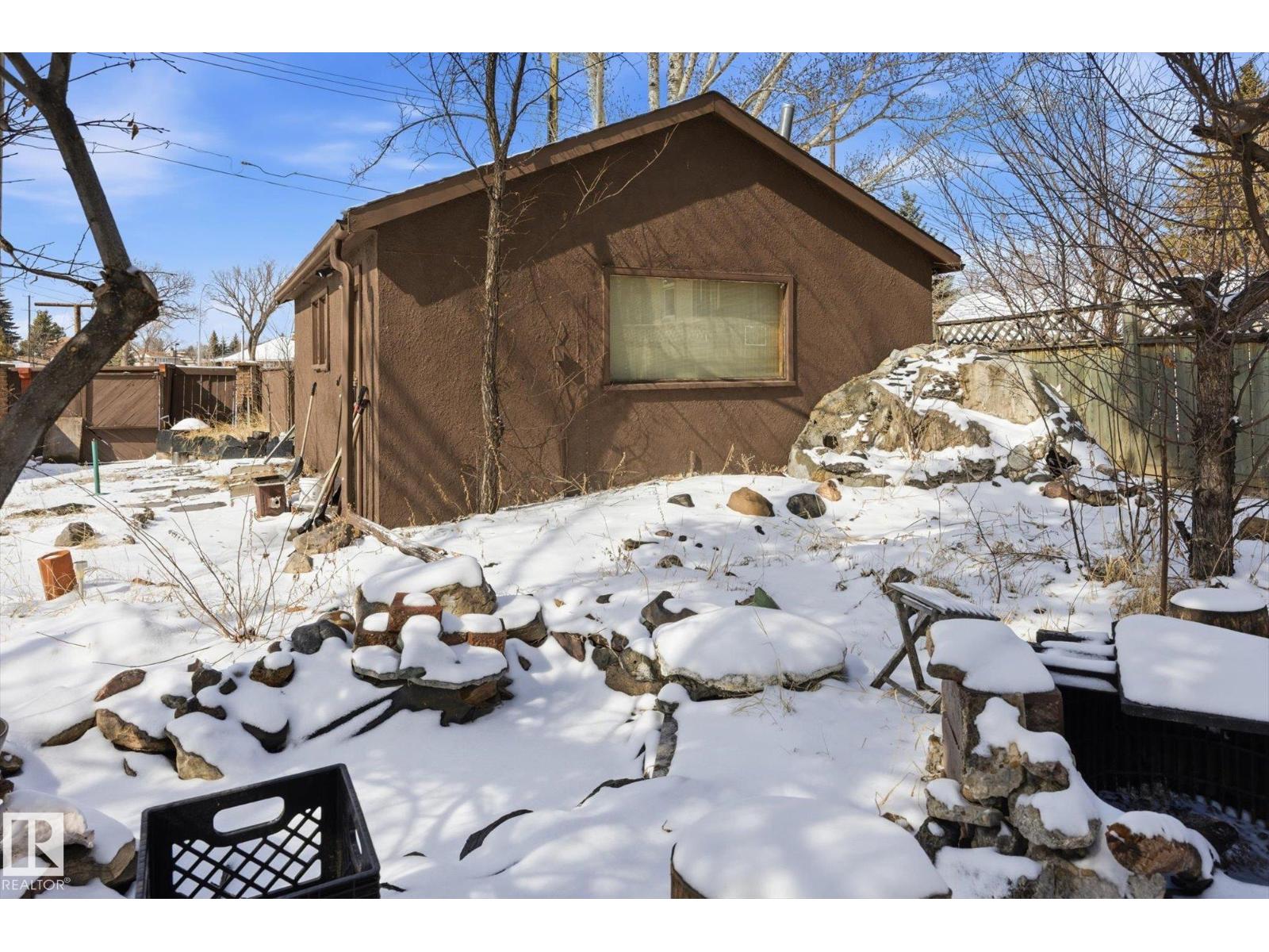 11026 110 AV NW - 35