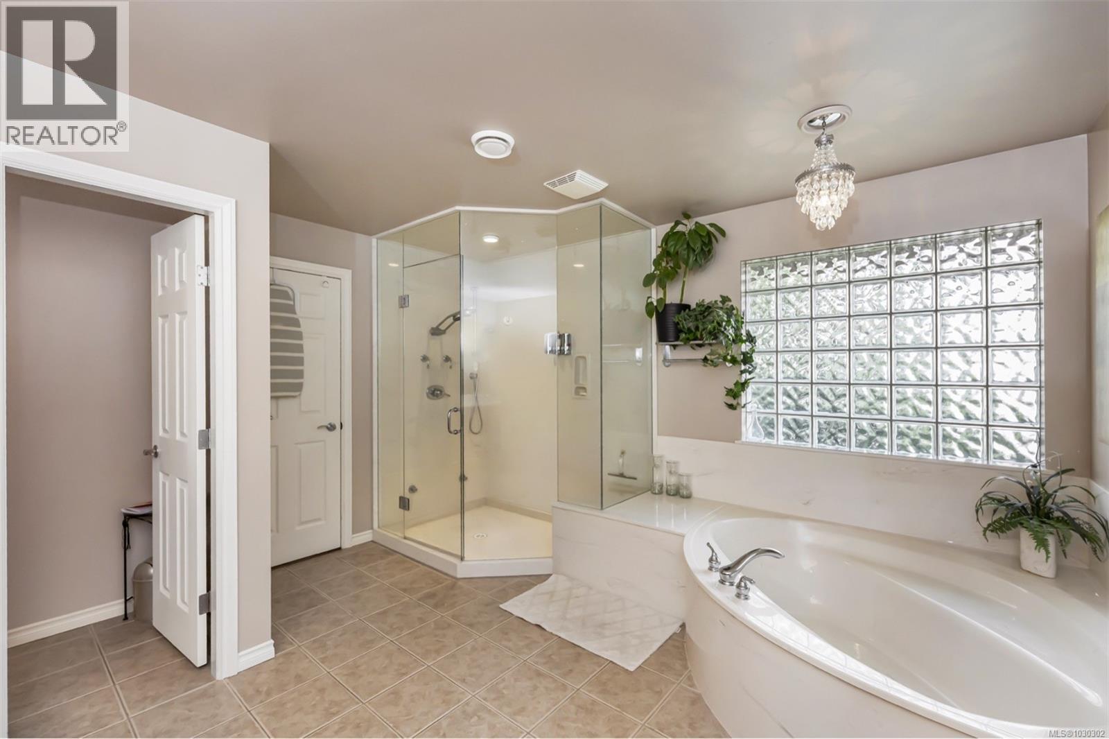 721 Country Club Dr - 33