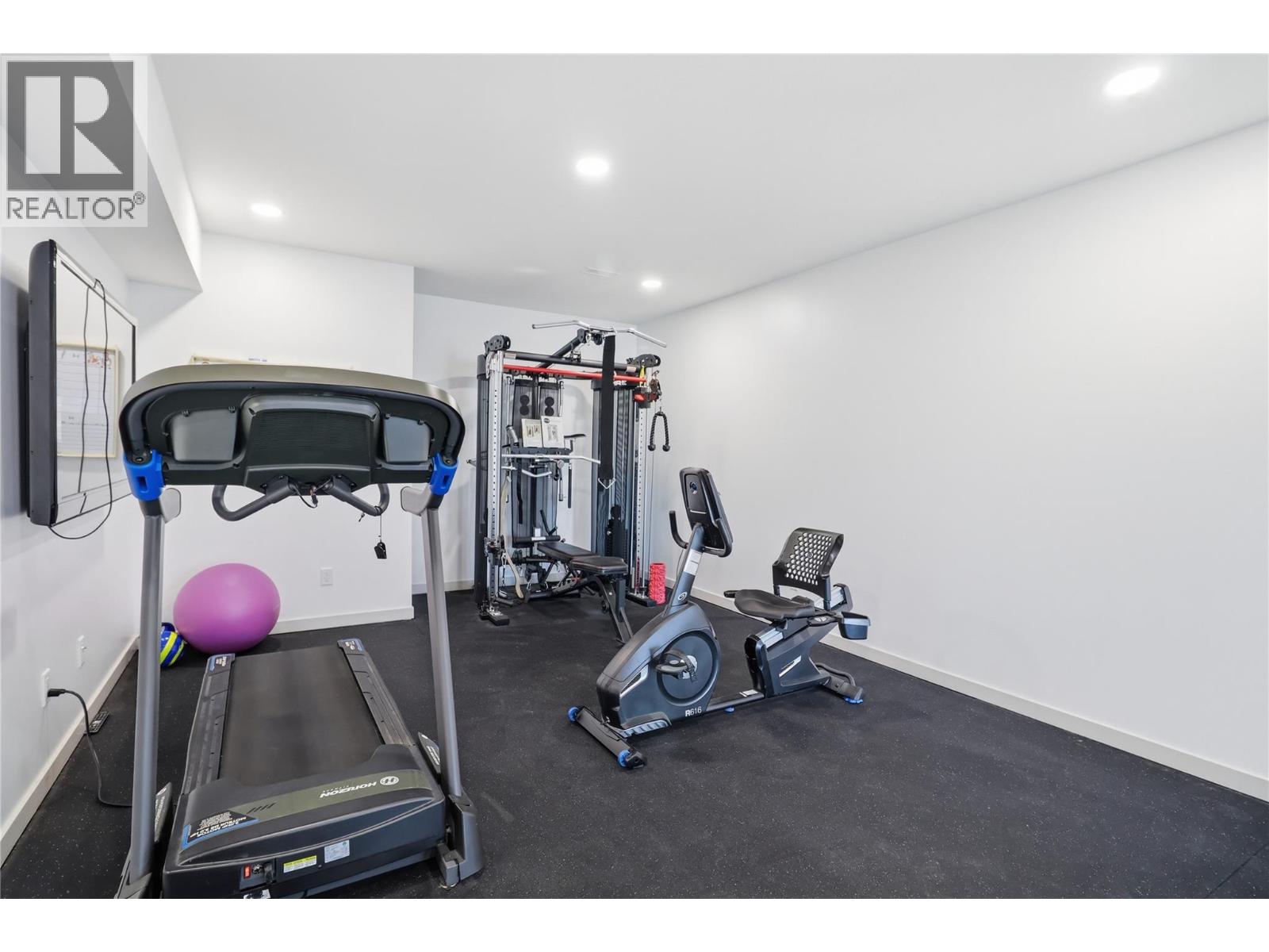 #18 1250 ABERDEEN DRIVE - 29