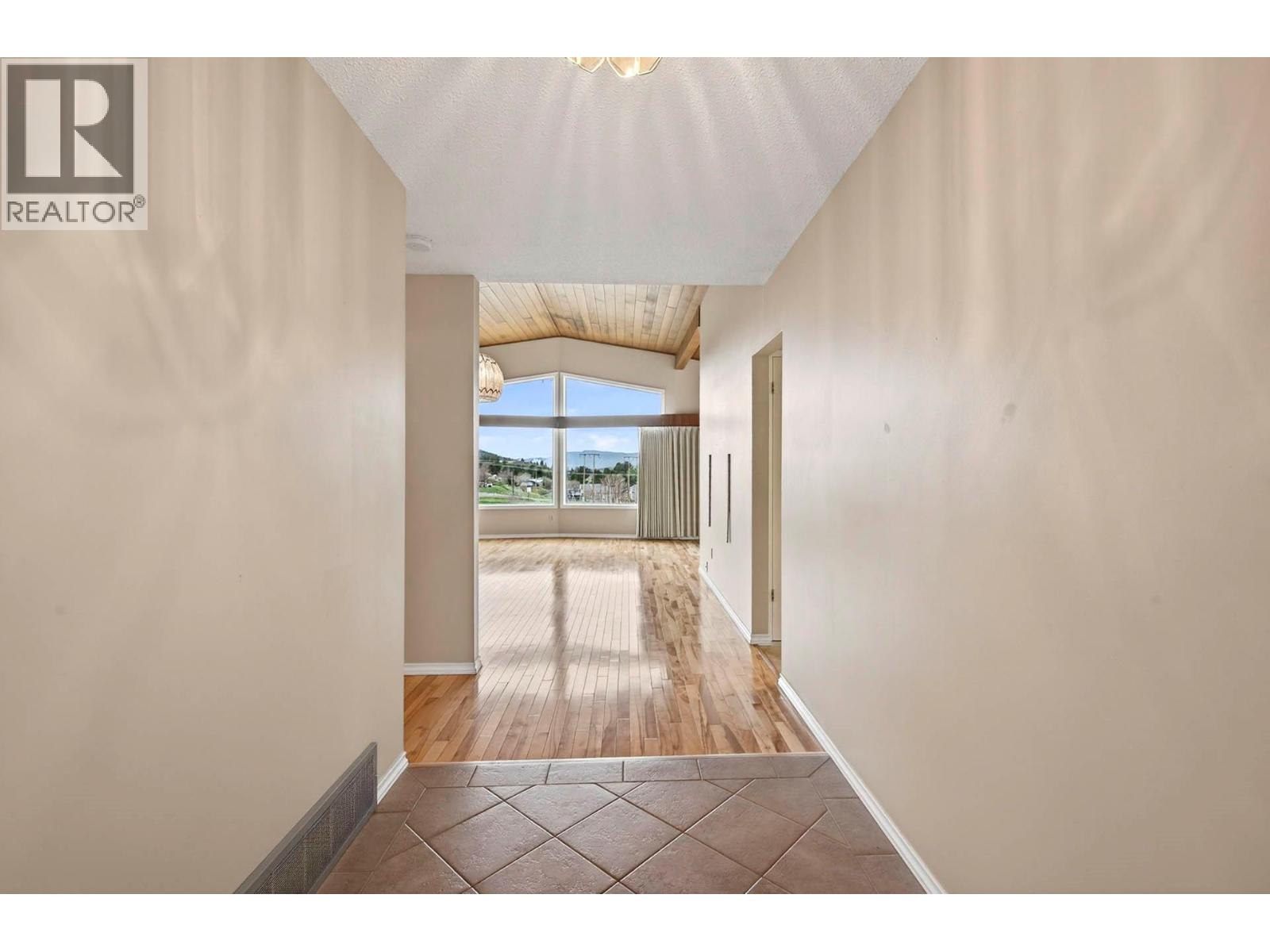 39 WHITESHIELD CRESCENT S - Image 3