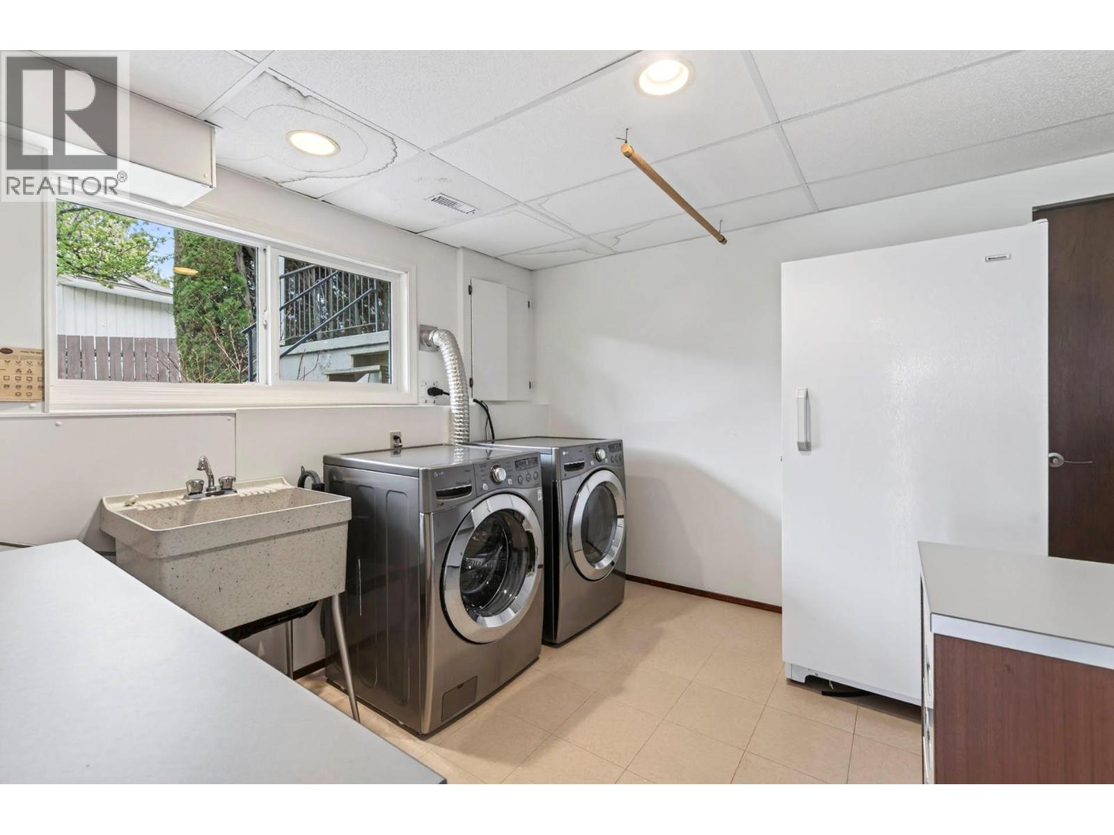 39 WHITESHIELD CRESCENT S - 36