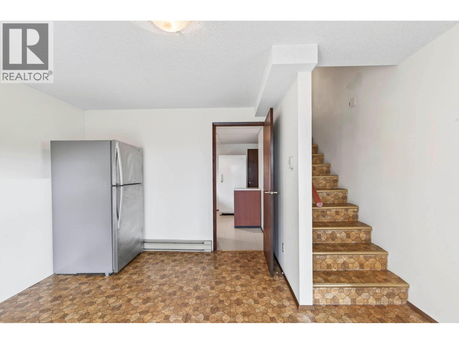 39 WHITESHIELD CRESCENT S - 26