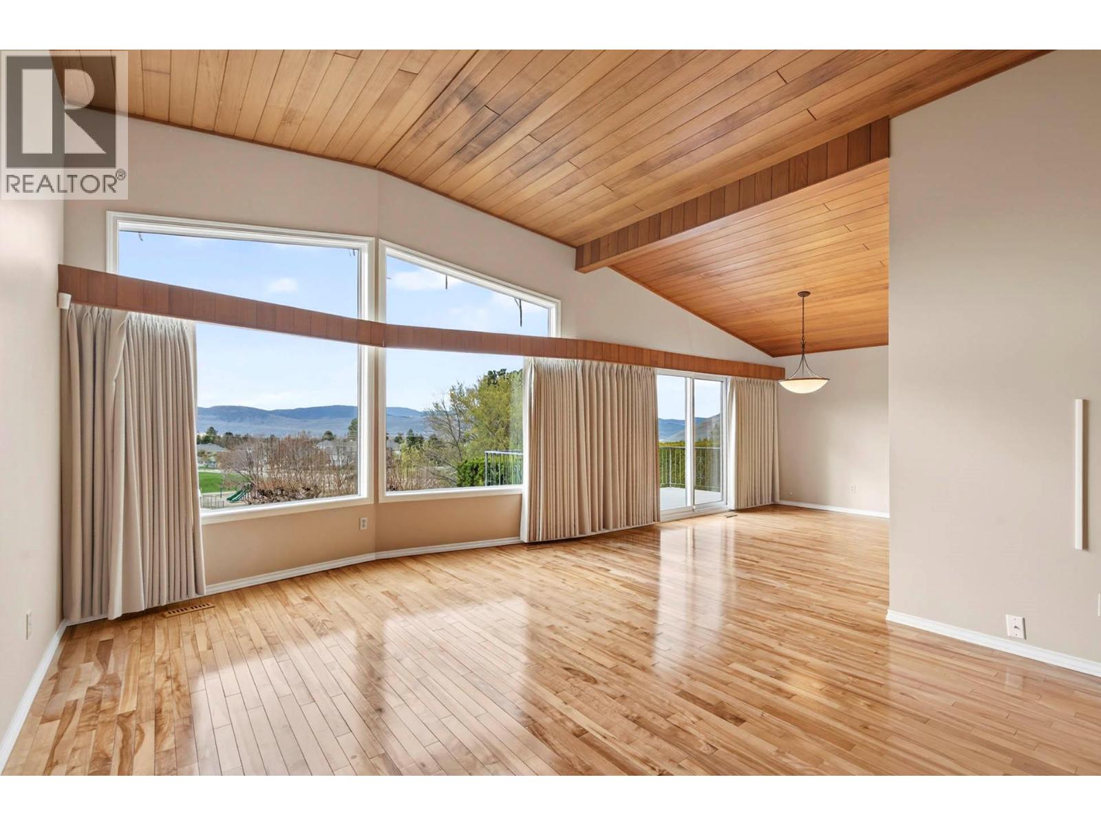 39 WHITESHIELD CRESCENT S - 7