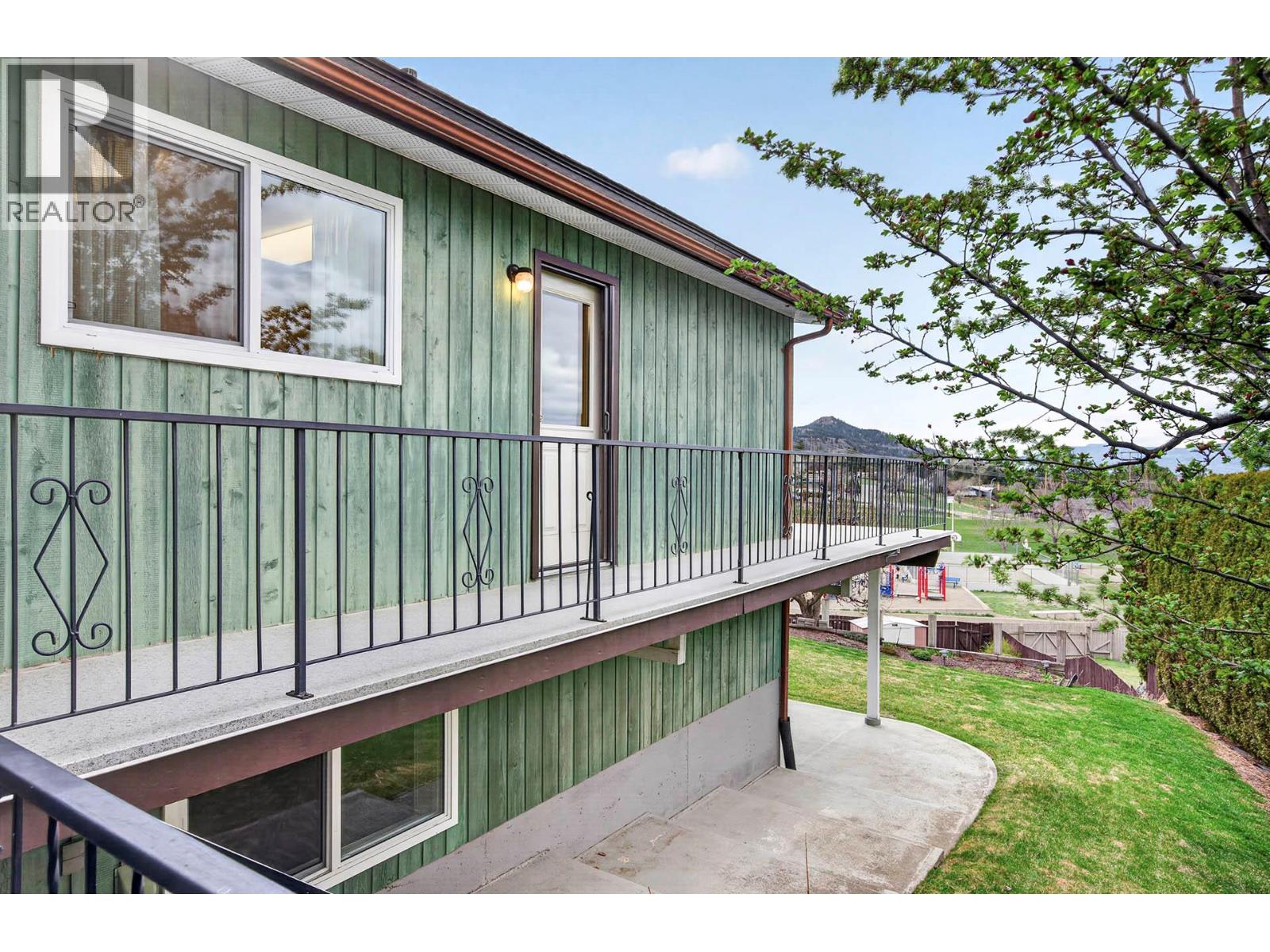 39 WHITESHIELD CRESCENT S - 52