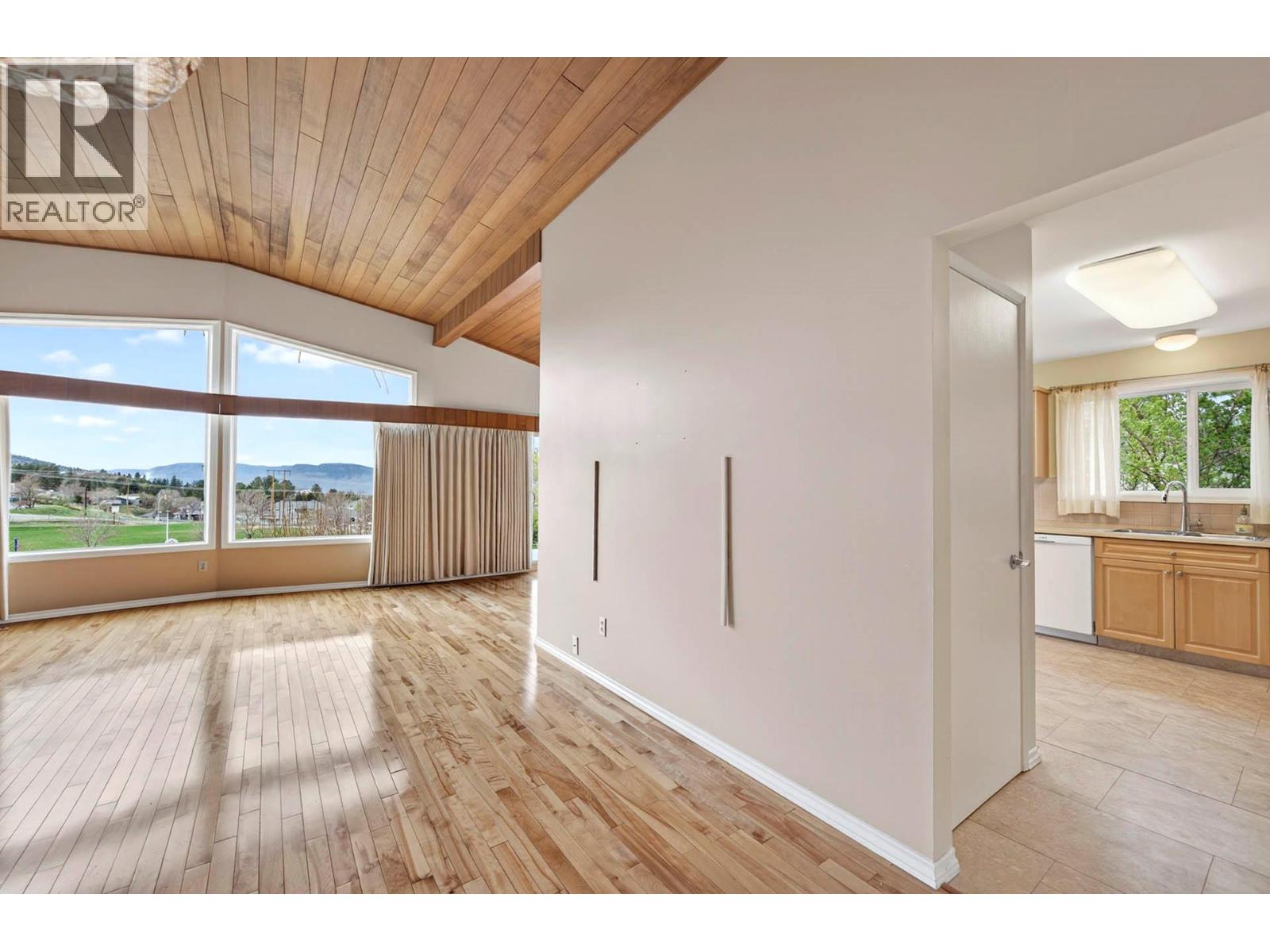 39 WHITESHIELD CRESCENT S - 6