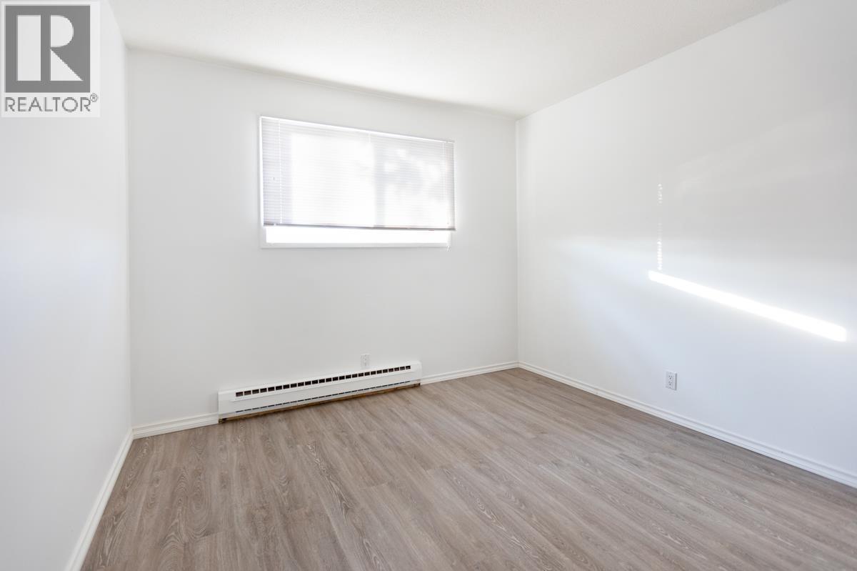 1621-1699 INGLEDEW STREET - 16