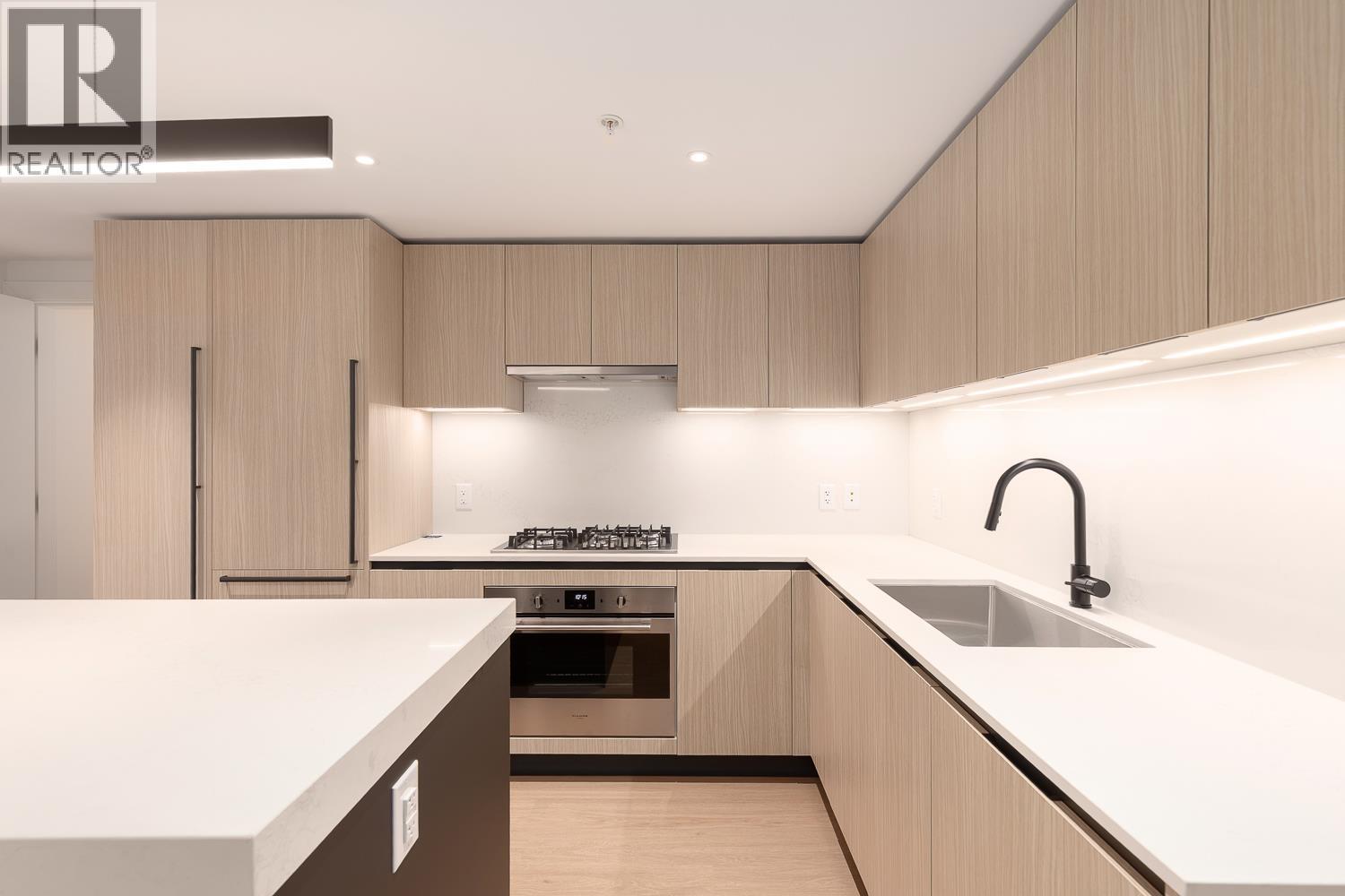 110 2235 E BROADWAY, Vancouver