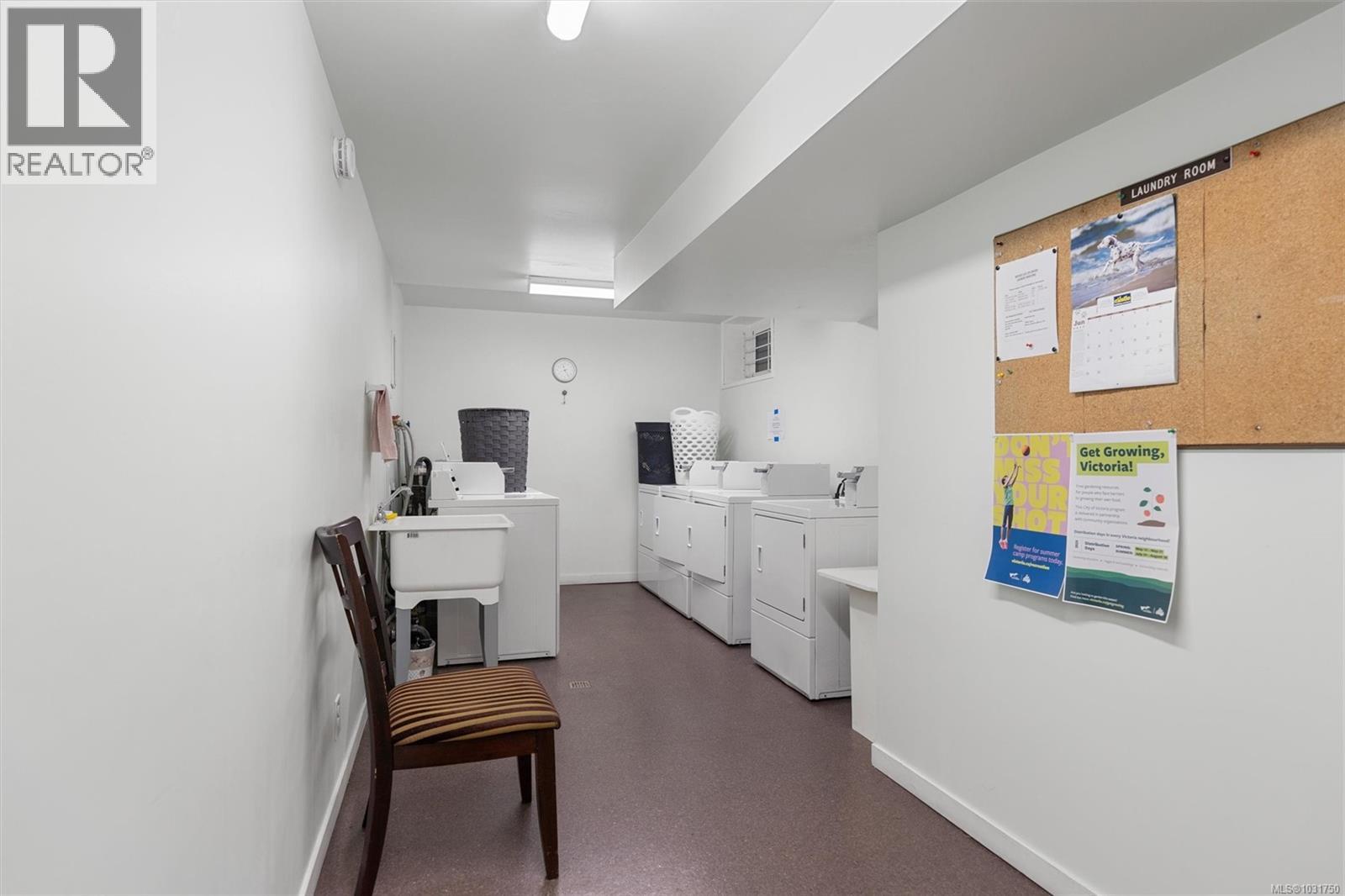 207 848 Esquimalt Road, Esquimalt