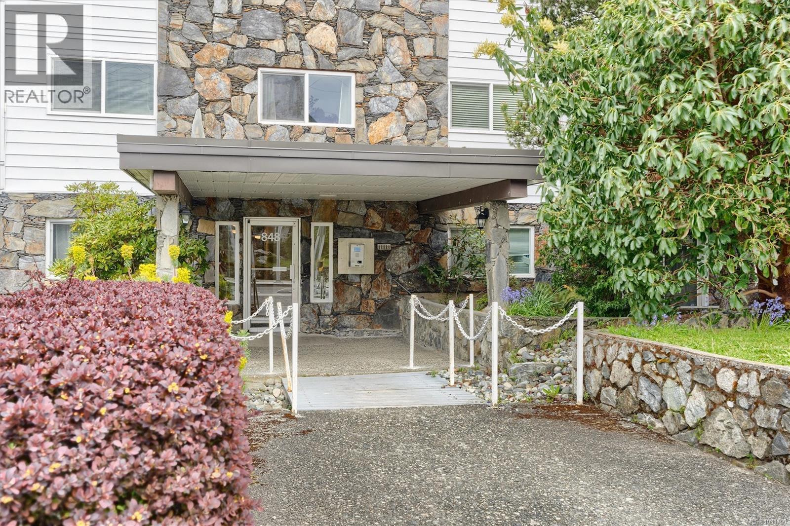 207 848 Esquimalt Road, Esquimalt