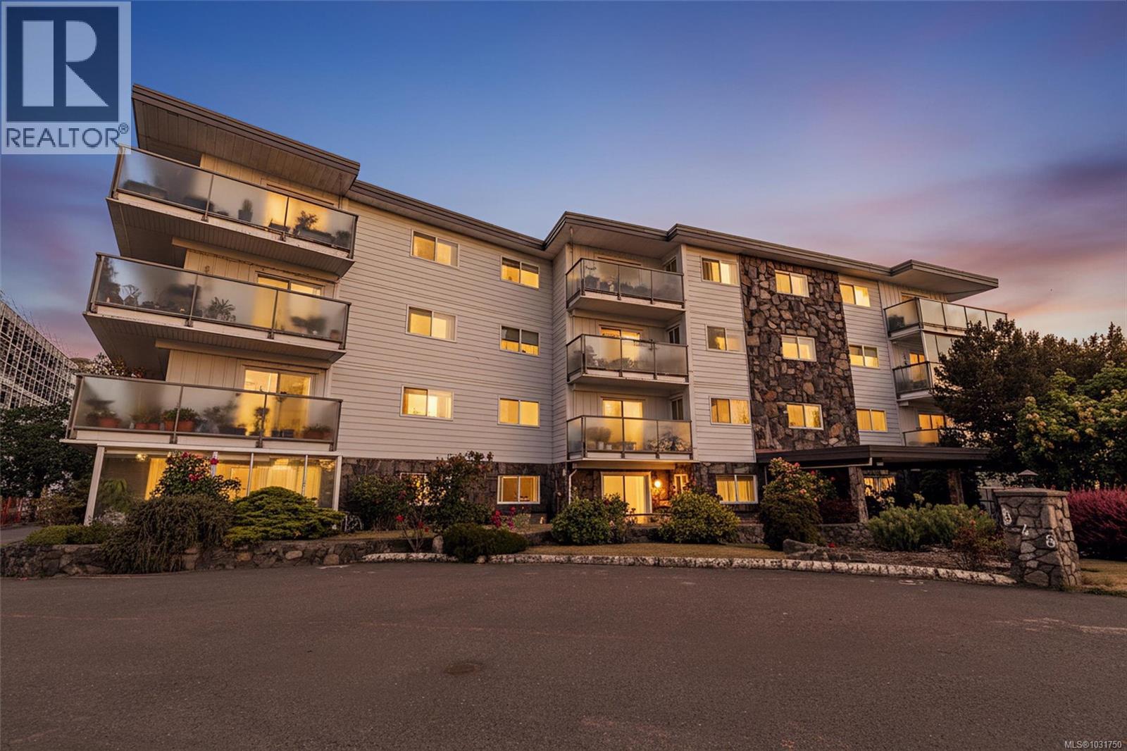 #207 848 Esquimalt Rd - 1
