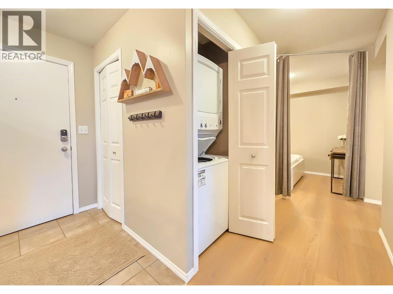 #2305 205 THIRD AVENUE - 24