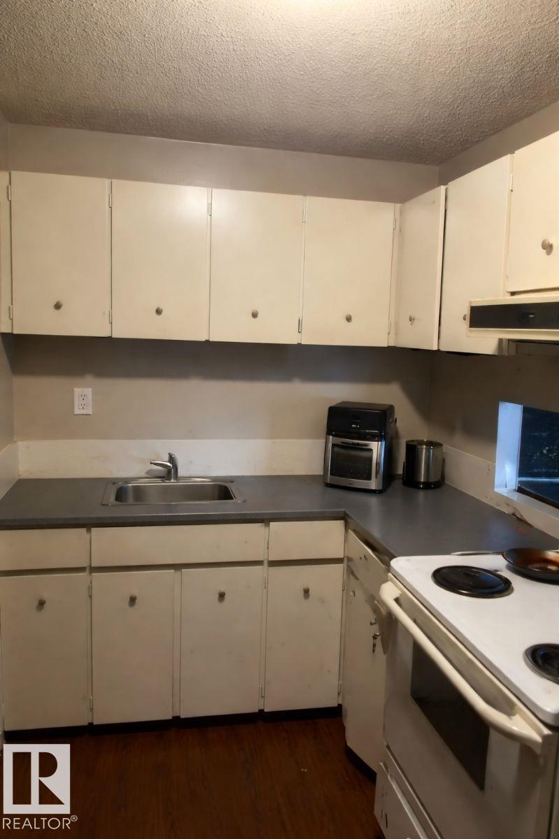 #4 3819 76 ST NW - 2