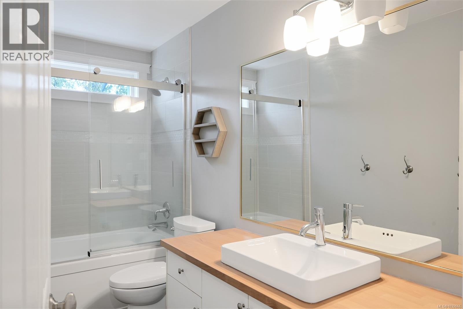  1290 Lidgate Court, Saanich