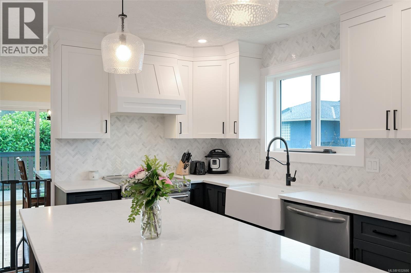  1290 Lidgate Court, Saanich