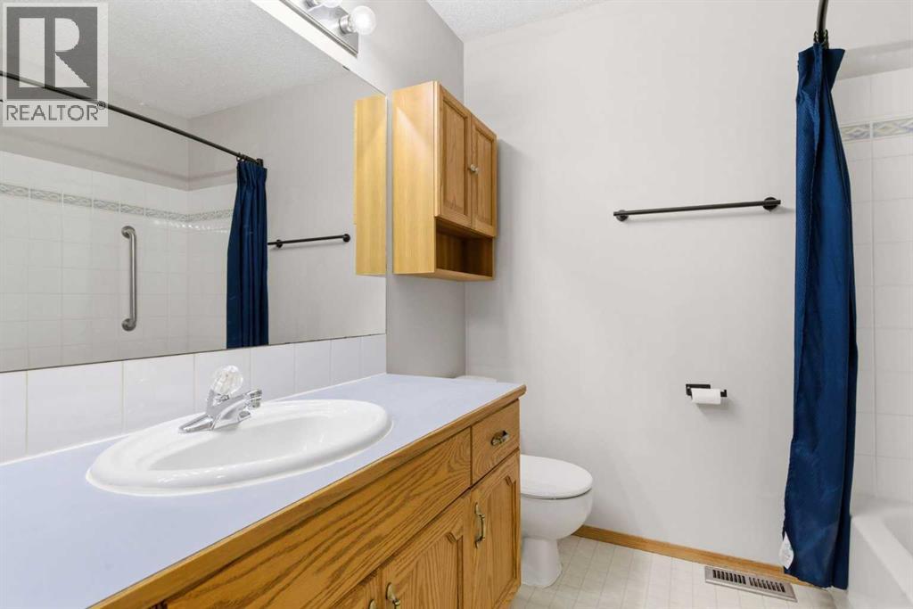 8 West Aarsby Road, Cochrane