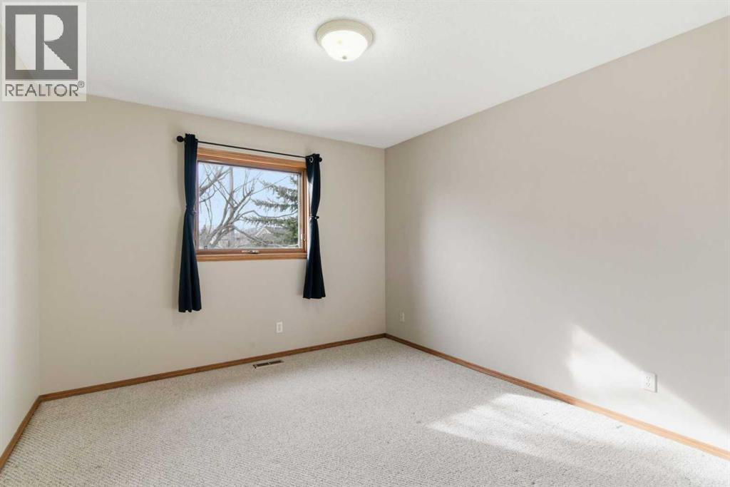 8 West Aarsby Road, Cochrane