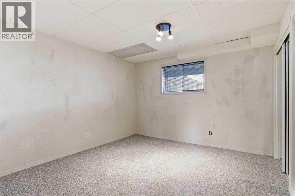 8 West Aarsby Road, Cochrane