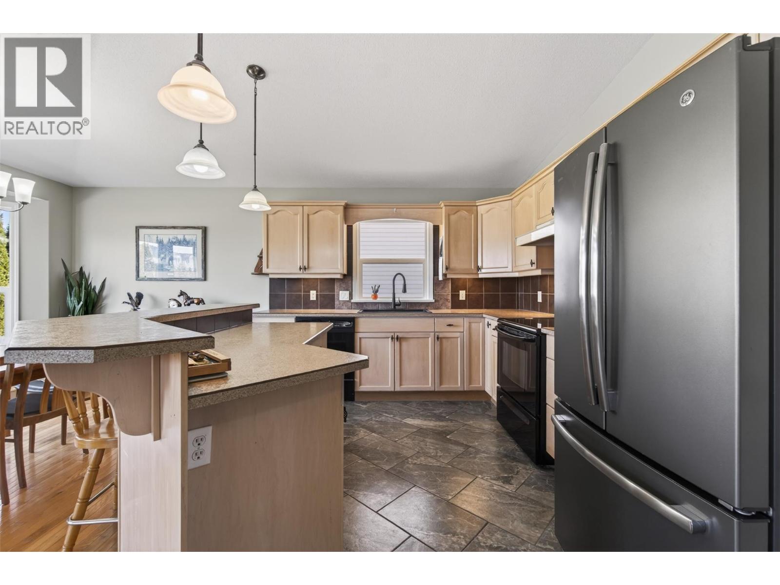 3181 8 AVENUE SE - Image 2