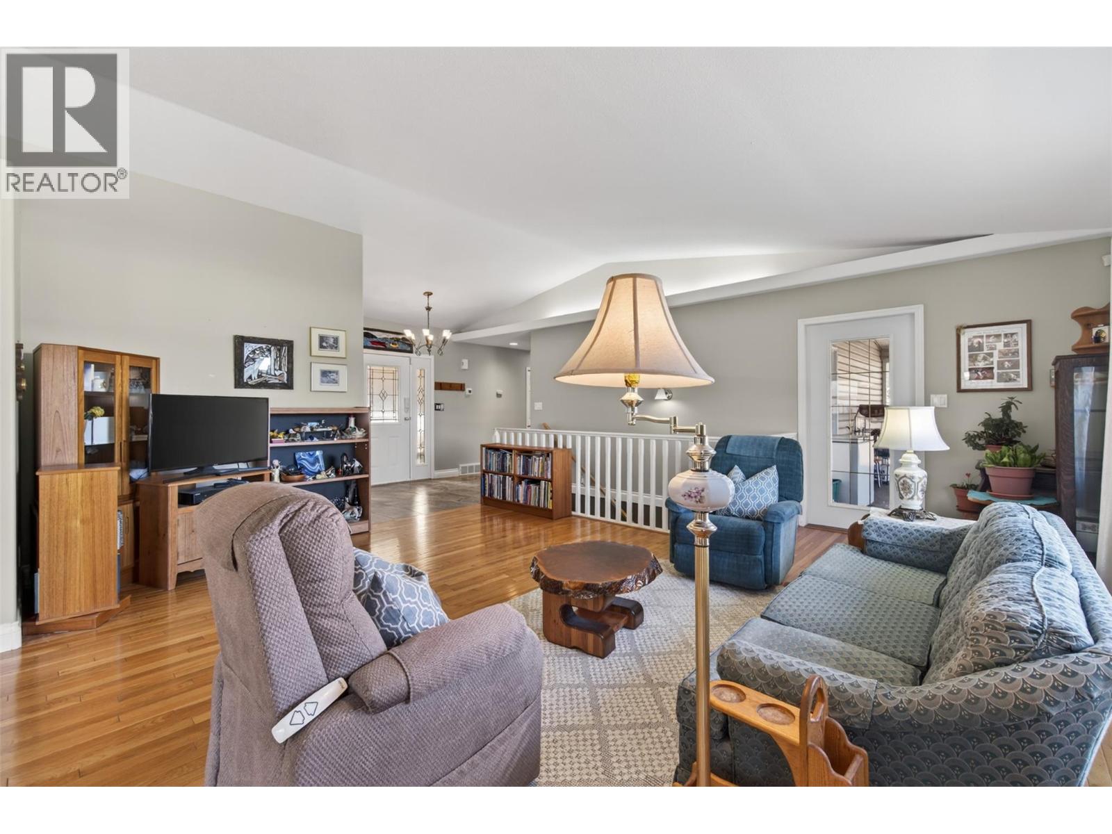 3181 8 AVENUE SE - 25