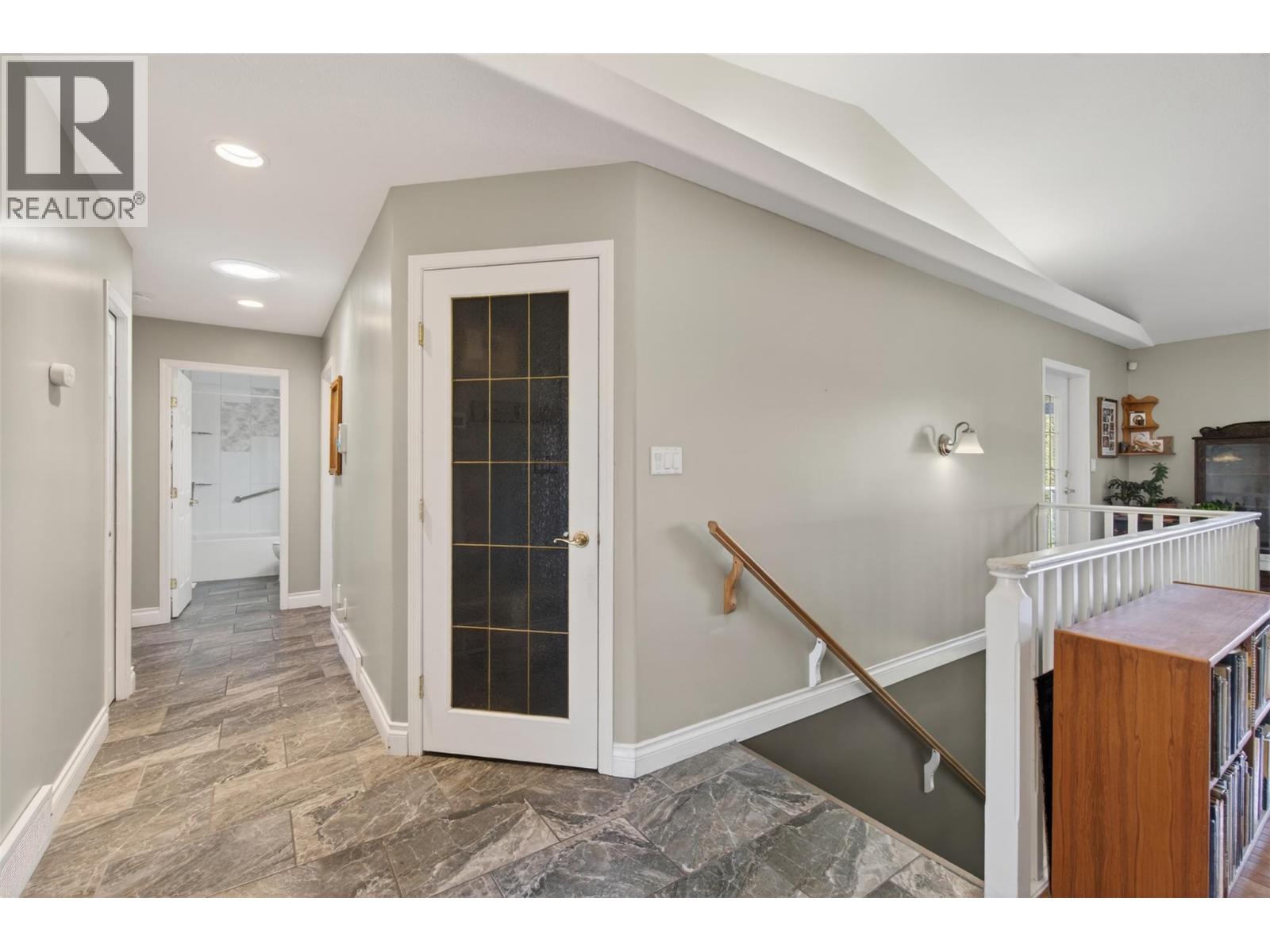 3181 8 AVENUE SE - 33