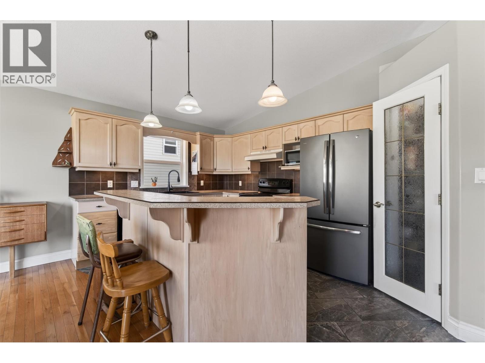 3181 8 AVENUE SE - 23