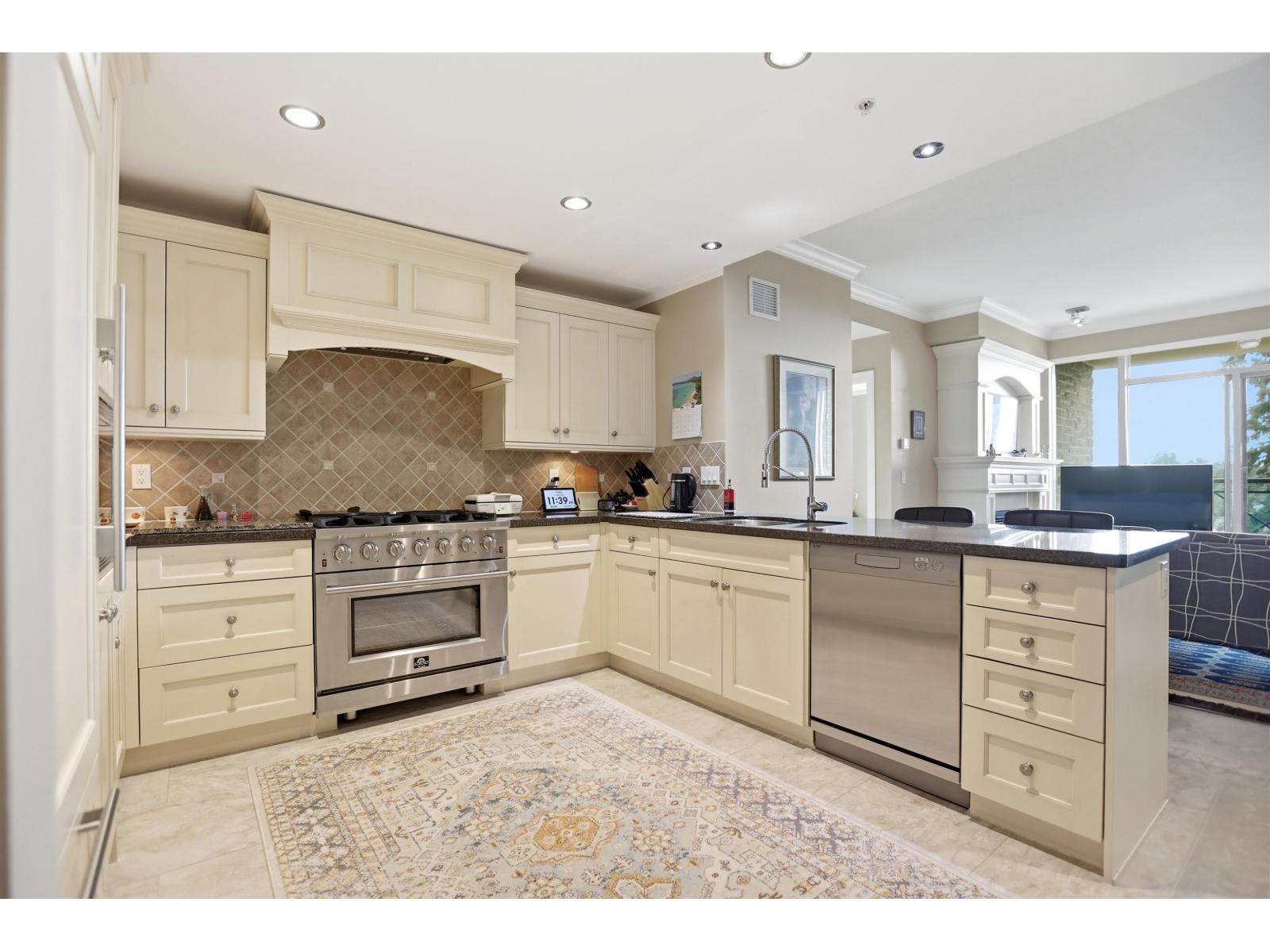 402 15445 VINE AVENUE, White Rock