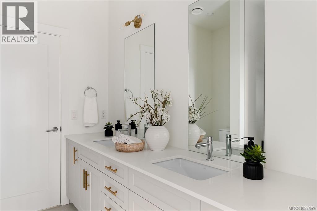 #11 2536 Shelbourne St - 21