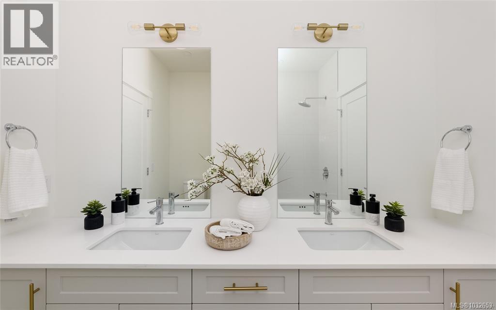 #11 2536 Shelbourne St - 22
