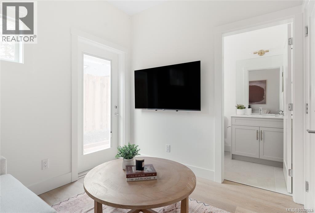 11 2536 Shelbourne Street, Victoria