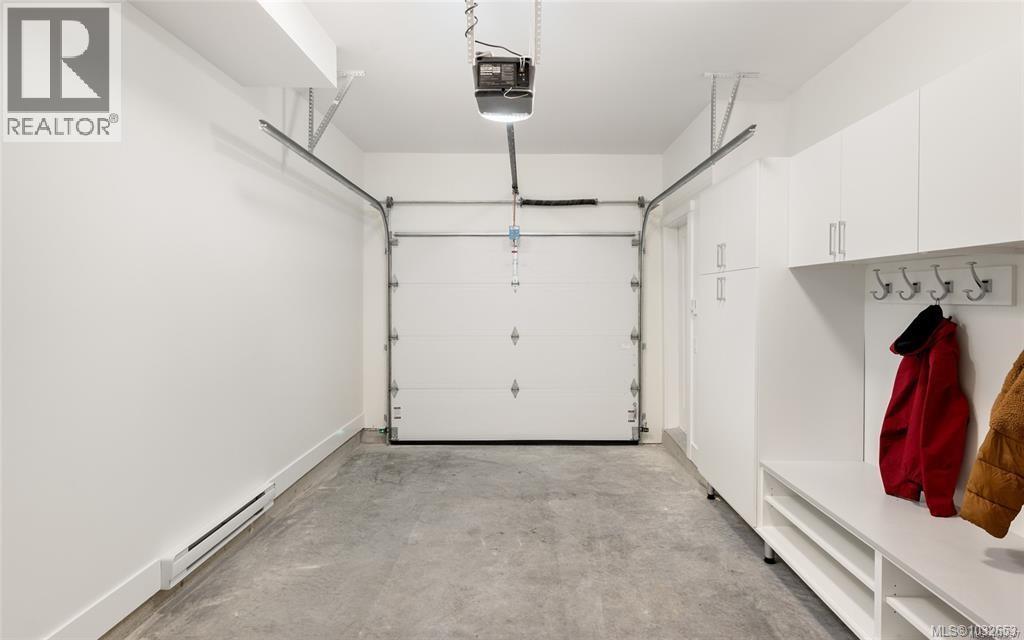 11 2536 Shelbourne Street, Victoria