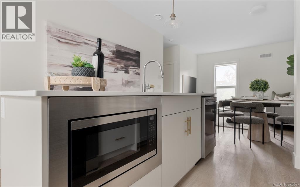 #11 2536 Shelbourne St - 6