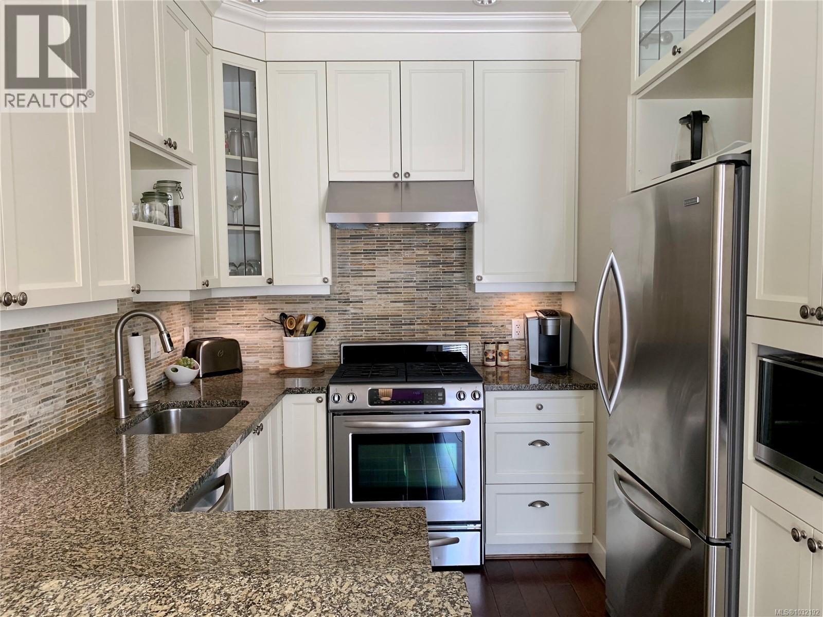 8 675 Superior Street, Victoria