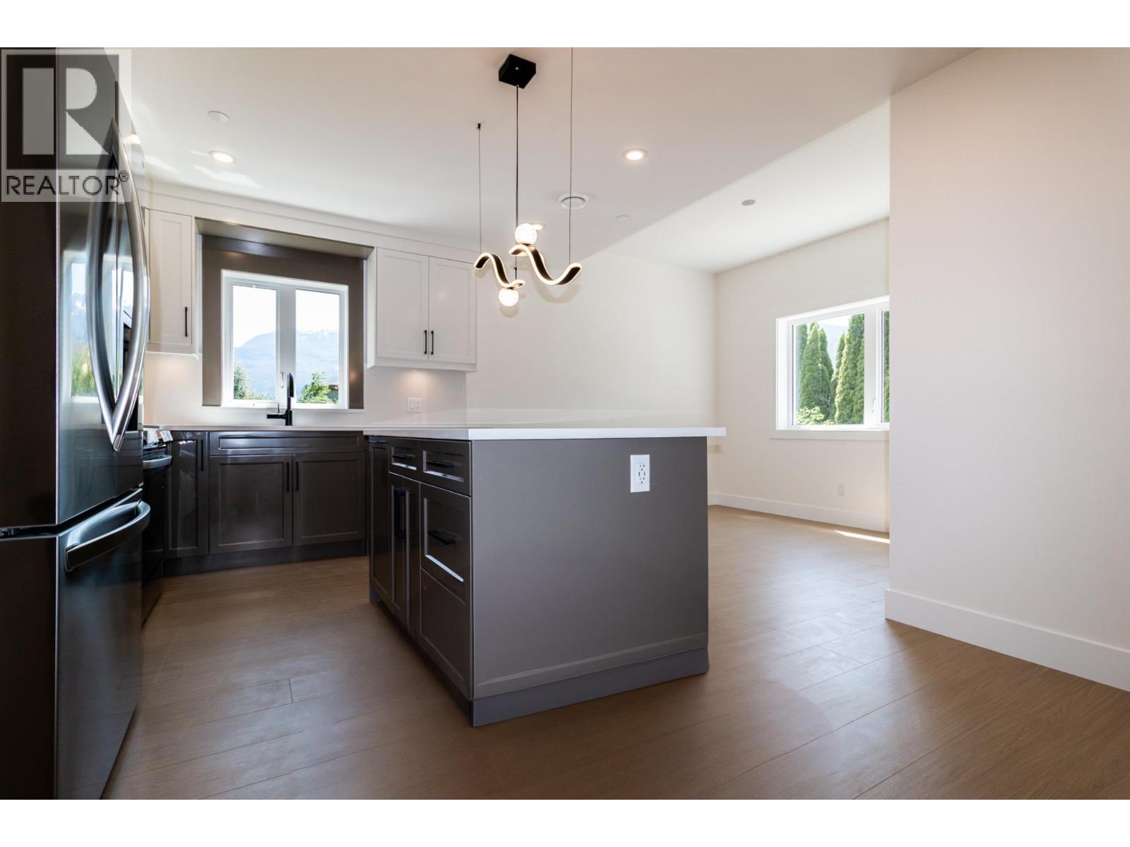 1108 MAGEE STREET, Squamish