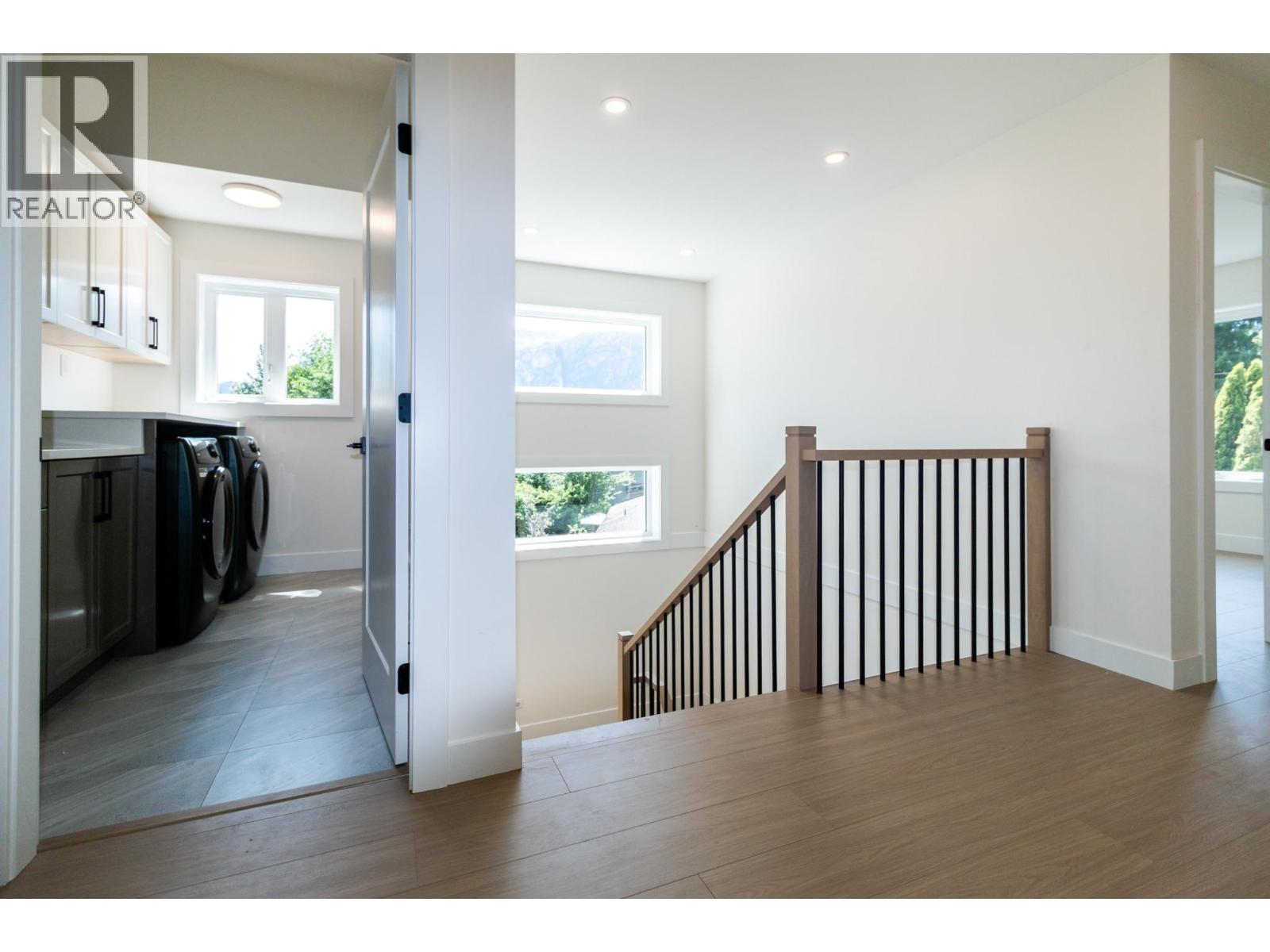1108 MAGEE STREET, Squamish