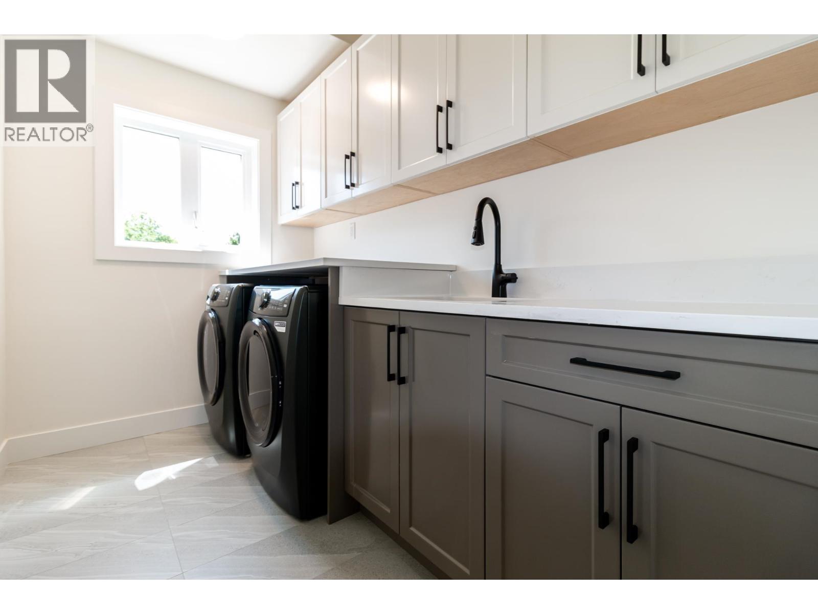 1108 MAGEE STREET, Squamish
