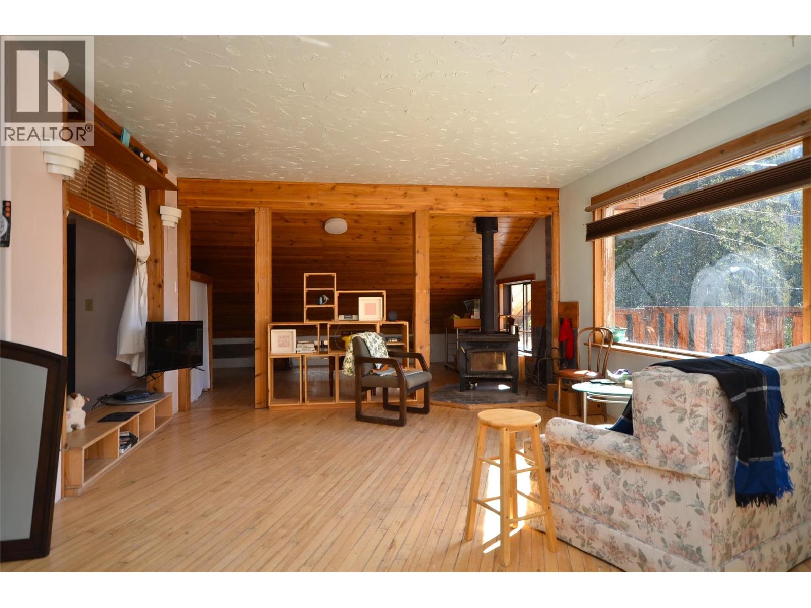 1538 CREIGHTON VALLEY ROAD - 84