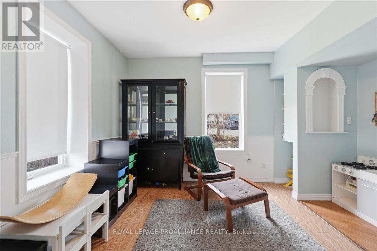209 DUNDAS STREET E - 14