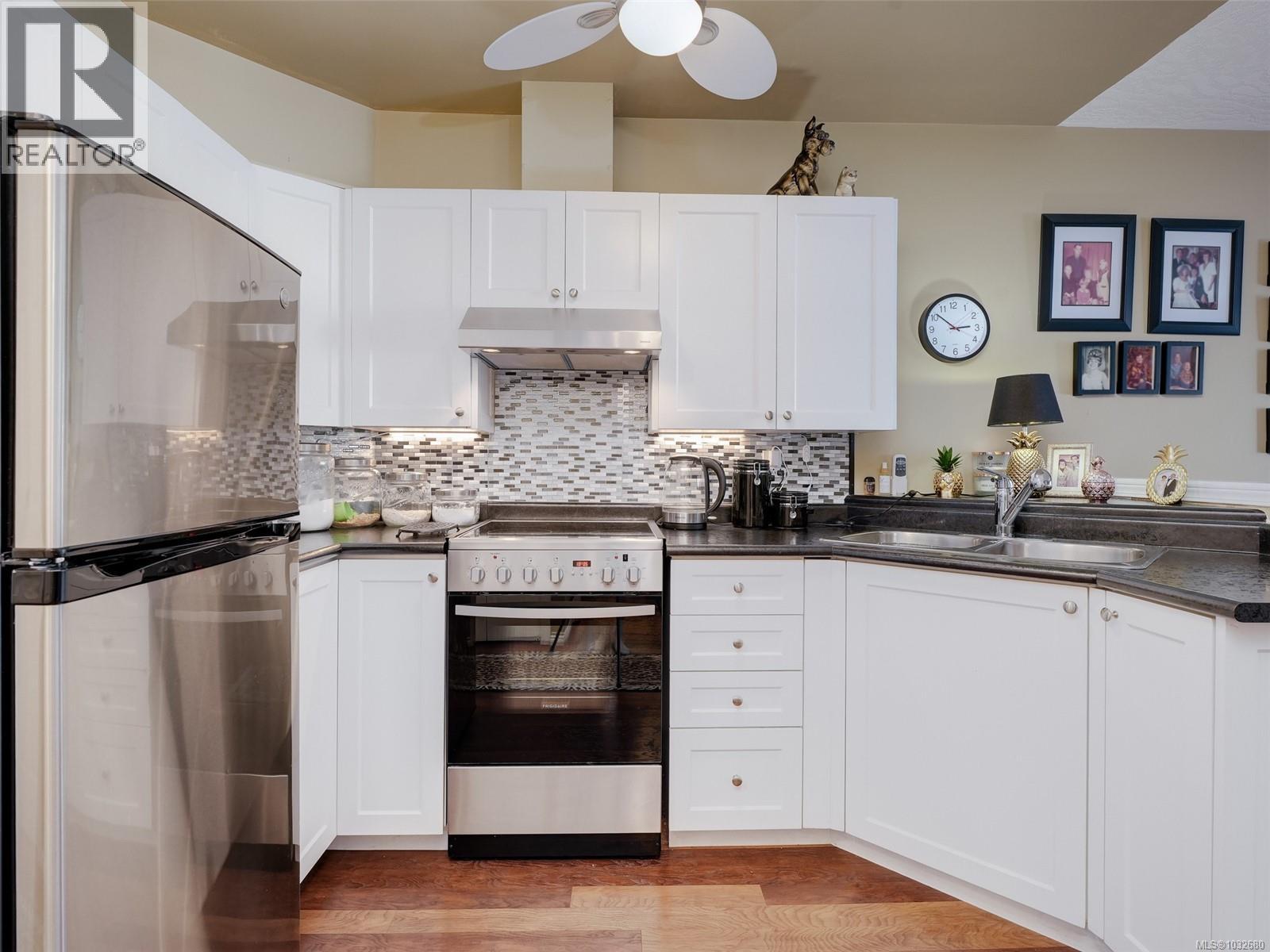 208 1070 Southgate St, Victoria