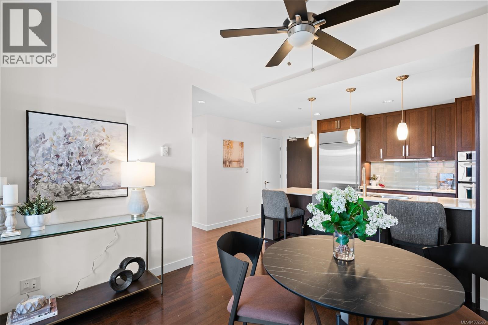 415 999 Burdett Ave, Victoria