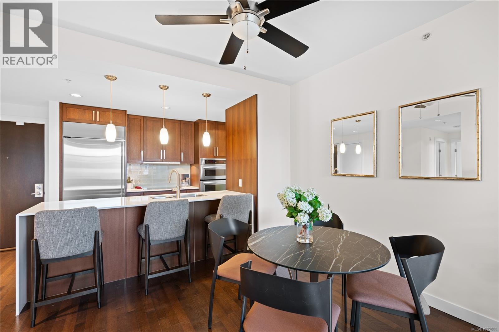 415 999 Burdett Ave, Victoria