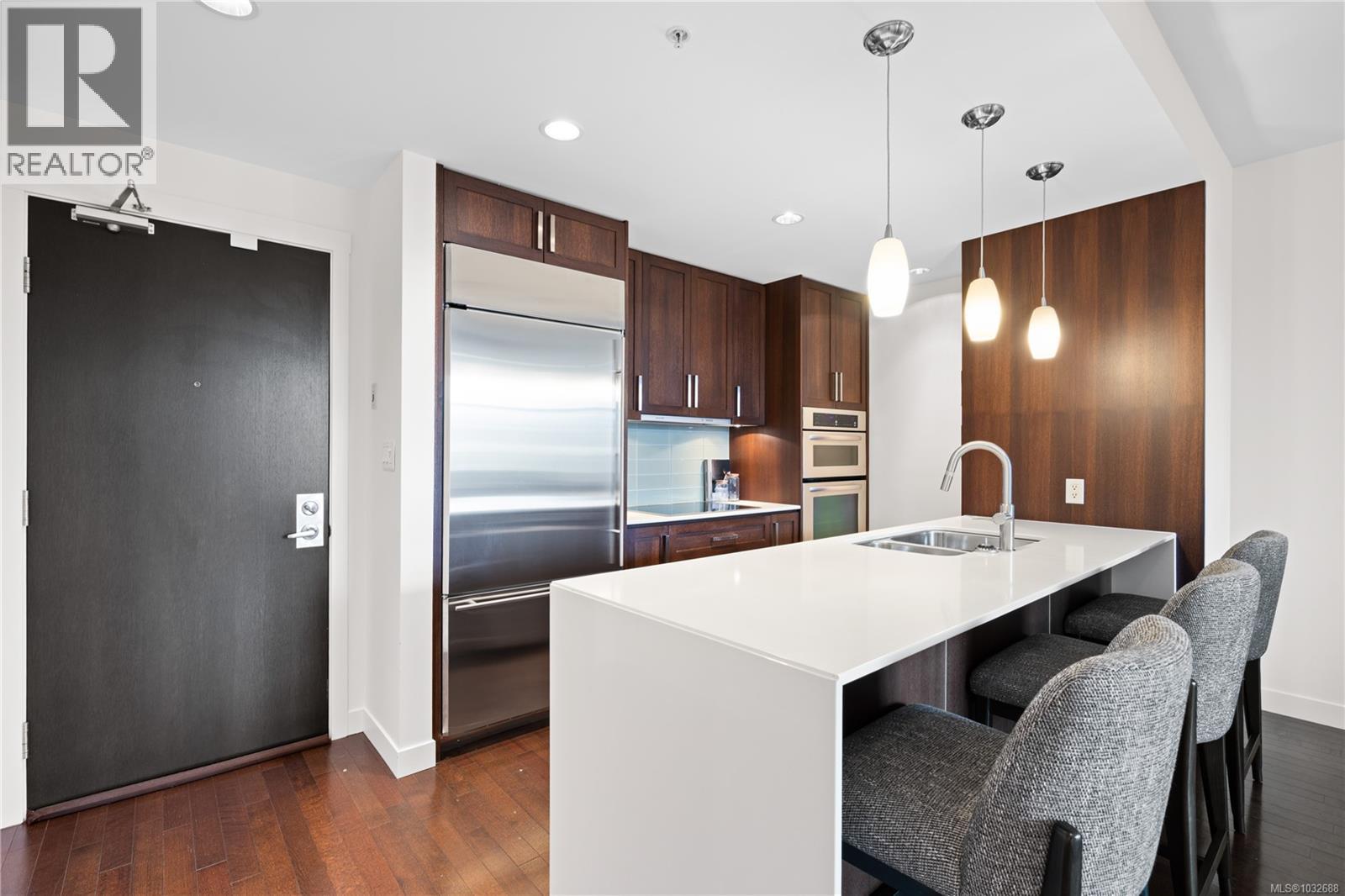 415 999 Burdett Ave, Victoria